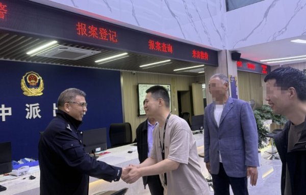 证券配资门户网 霍山警方助力寻亲“长跑”， 47小时让离散27年亲人终团聚_大皖新闻 | 安徽网