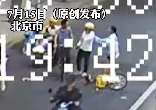 配资公司查询 14岁女孩被男子疯狂别车、狂追1公里！外卖骑手仗义出手，网友怒赞！